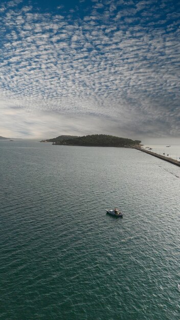 Foto imagens de drones na província de urla izmir, na turquia, conhecida como quarentena