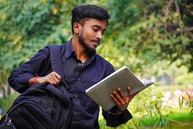 Foto imagens de estudantes indianos estudante indiano assistindo no livro com bolsa
