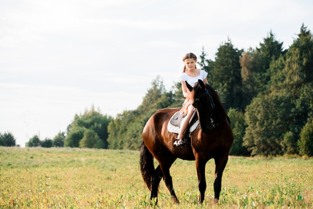 Imagens de menina bonita jovem cavalo