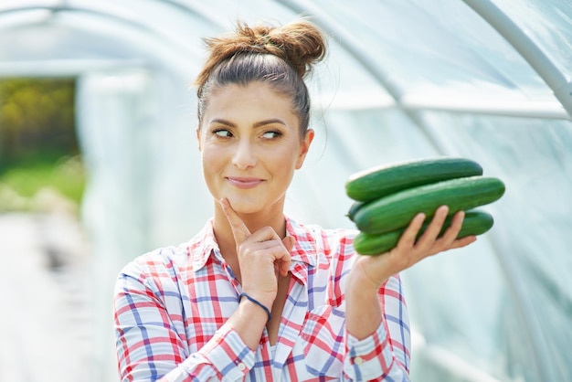 Imagens de mulher jovem jardineiro com pepino