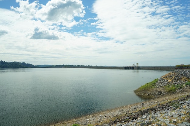 Imagens de represas na tailândia consiste em corpos d'água e montanhas.