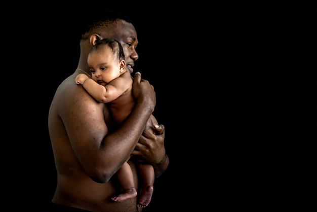 Imagens de retrato da filha recém-nascida do bebê africano que seu pai segurando no ombro