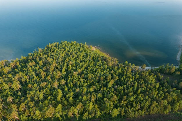 Imagens de verão do Lago Baikal é um lago de fenda localizado no sul da Sibéria Rússia Lago Baikal vista da paisagem de verão Drone's Eye View