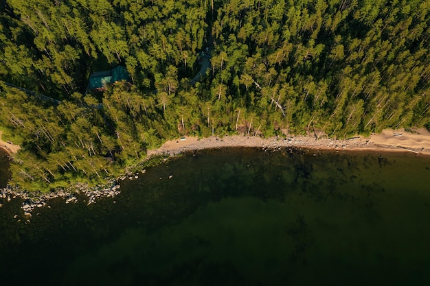 Imagens de verão do lago baikal são um lago em fenda localizado no sul da sibéria, rússia vista da paisagem do lago baikal no verão de um penhasco perto da baía da vovó. visão do olho do drone.