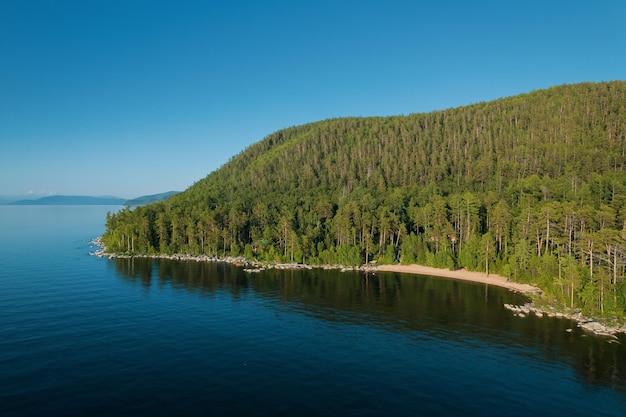 Imagens de verão do Lago Baikal são um lago em fenda localizado no sul da Sibéria, Rússia Vista da paisagem do lago Baikal no verão de um penhasco perto da Baía da Vovó. Visão do olho do drone.