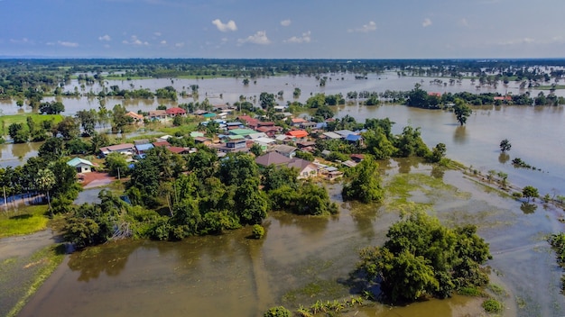 Foto imagens de vista aérea de drones de regiões comunitárias e agrícolas estão sendo inundadas.