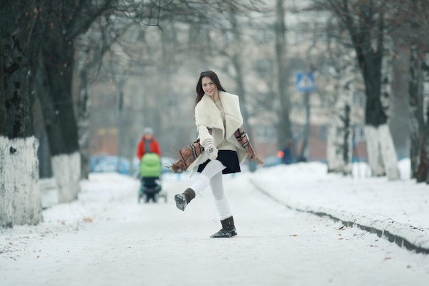 imagens engraçadas de inverno correndo e pulando garota