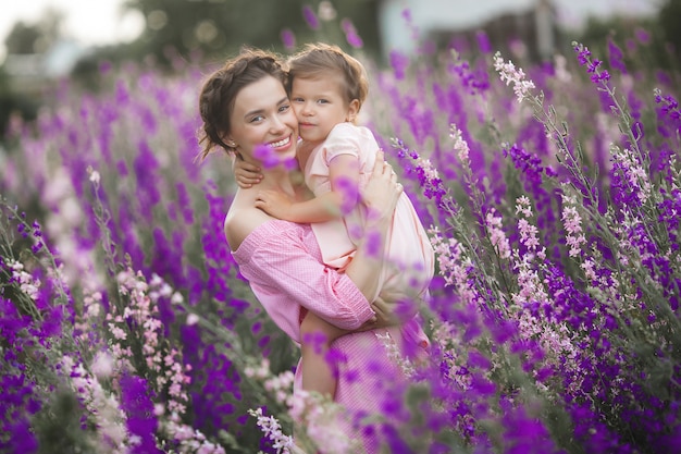 Imagens muito bonitas de jovem mãe e filho no campo de flores