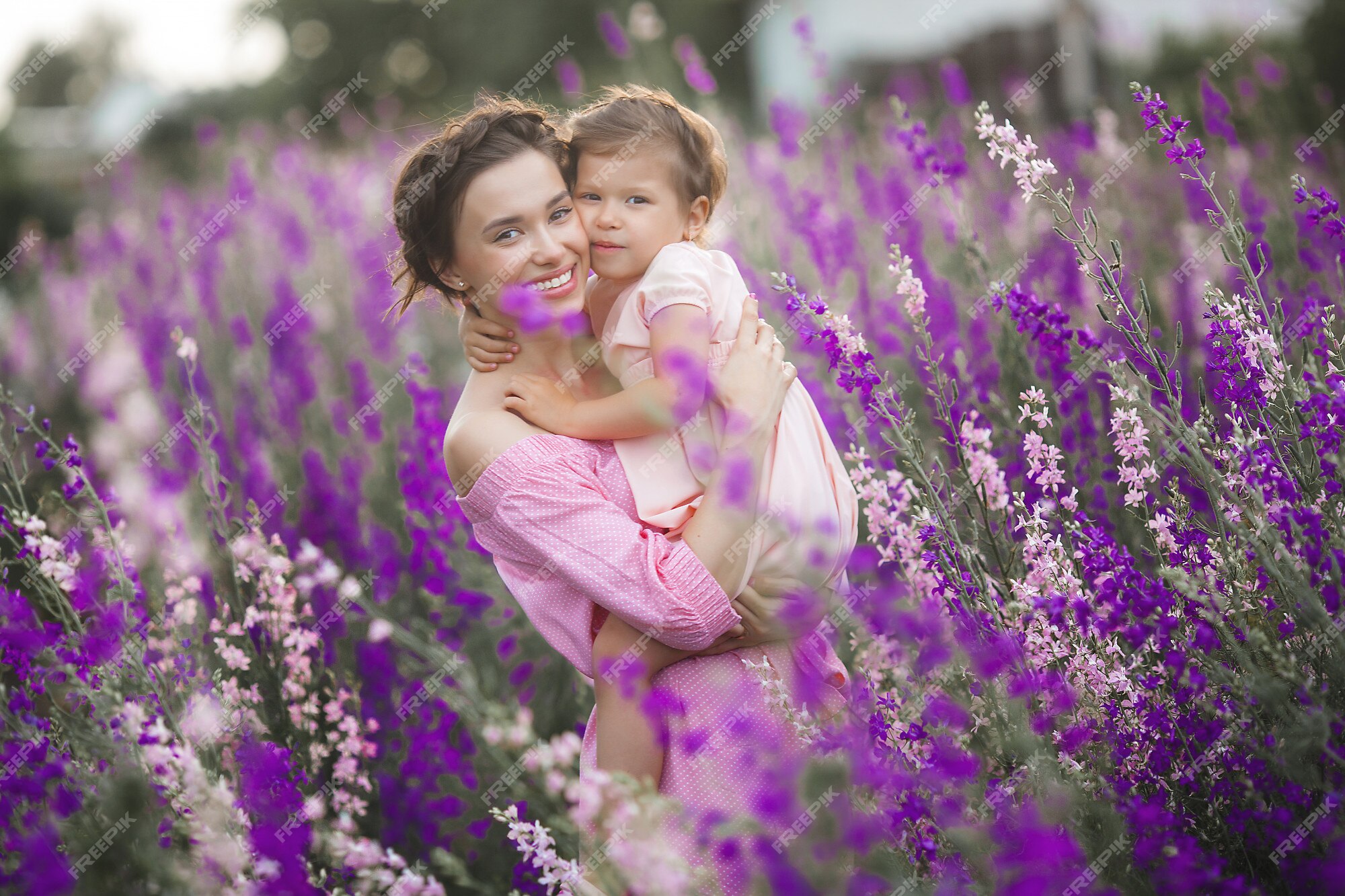 Imagens muito bonitas de jovem mãe e filho no campo de flores | Foto Premium