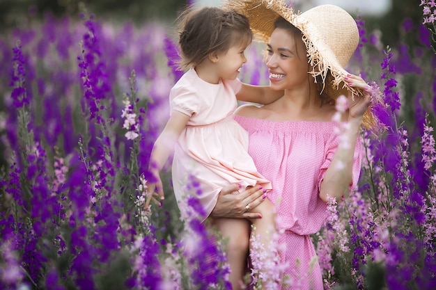 Imagens muito bonitas de jovem mãe e filho no campo de flores