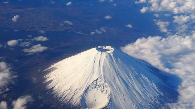 Imagens raras do ângulo de visão superior do monte. montanha fuji e cobertura de neve branca e nuvens leves e céu azul limpo e claro