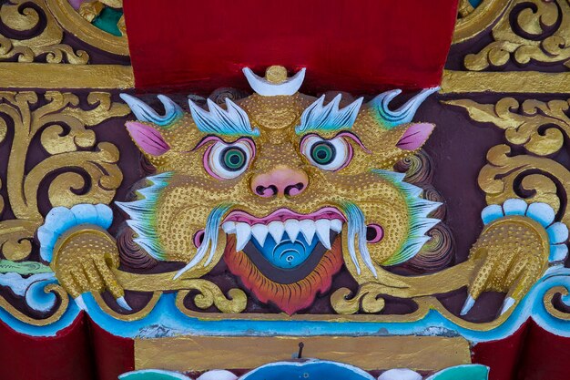 Imagens religiosas na forma de um tigre no monastério budista tibetano perto da aldeia montanhosa de Leh na região de Ladakh, norte da Índia, close-up