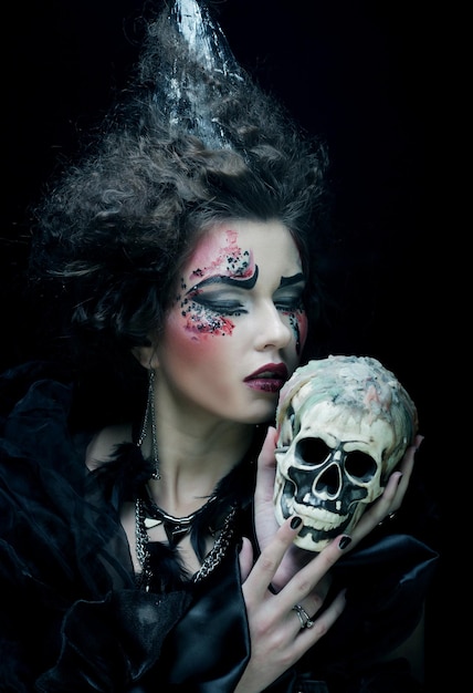 Imagina una hermosa mujer de fantasía con un tema de calavera de Halloween.