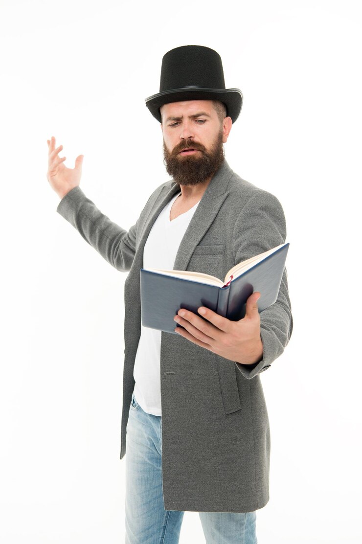 Foto imaginação é mais importante que conhecimento. poeta leu livro de poesia isolado no branco. usando imaginação. imaginação e fantasia. escola e educação. apenas imagine. a literatura desperta a imaginação.