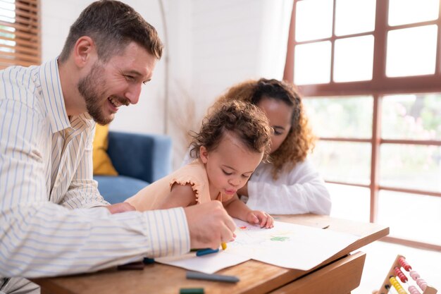 La imaginación de un niño pequeño está representada a través de dibujos a lápiz de colores con los padres