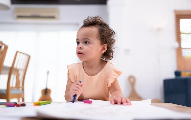 La imaginación de un niño pequeño se representa a través de dibujos a lápiz de colores con la madre