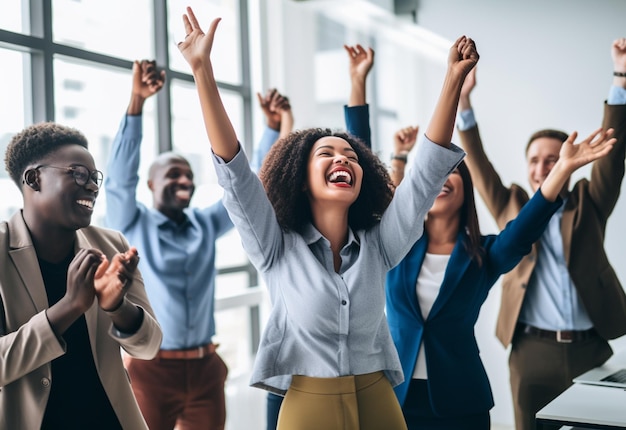 Imagine una escena vibrante y atractiva capturada en un entorno de oficina. La imagen presenta a un grupo de personas.