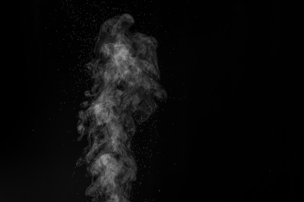 Imaginei fumaça em um fundo escuro. Fundo abstrato, elemento de design, para sobreposição em fotos.