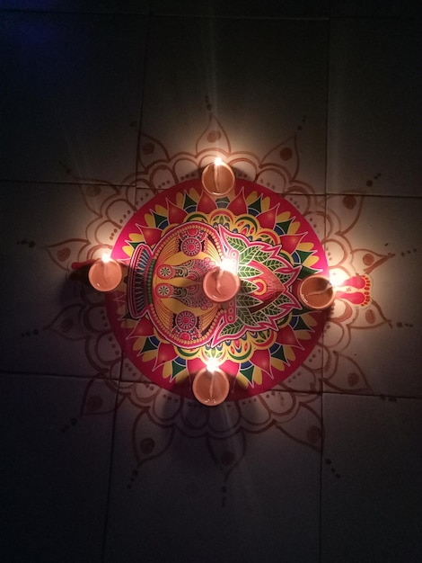 Imagínese un entorno encantador con decoración rosa y amarilla acentuada por velas los tonos cálidos crean
