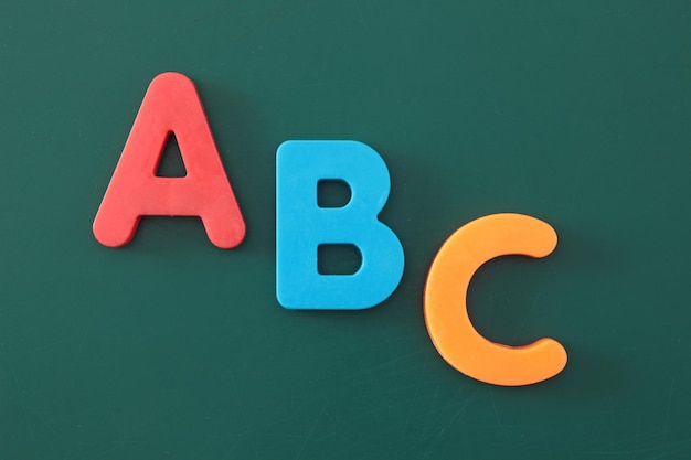 Ímãs de alfabeto ABC em quadro verde