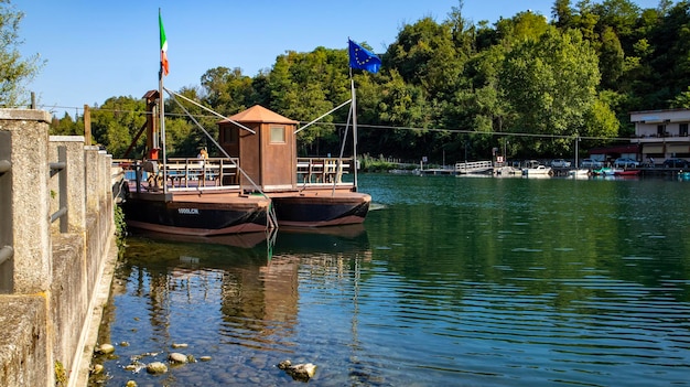 Foto imbersago, italia, escena natural en el río.