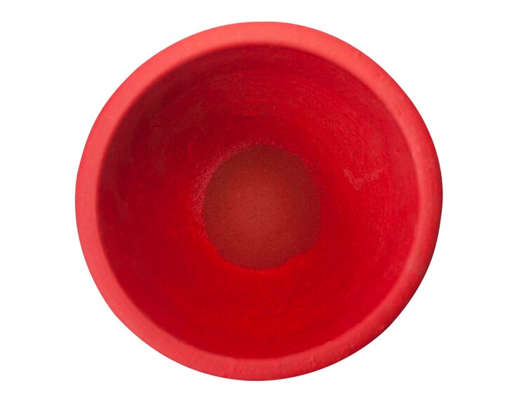 Foto imediatamente acima da foto do recipiente vermelho sobre fundo branco
