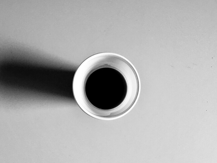 Foto imediatamente acima de uma foto de café preto em fundo branco