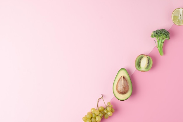 Imediatamente acima de uma foto de frutas em fundo rosa