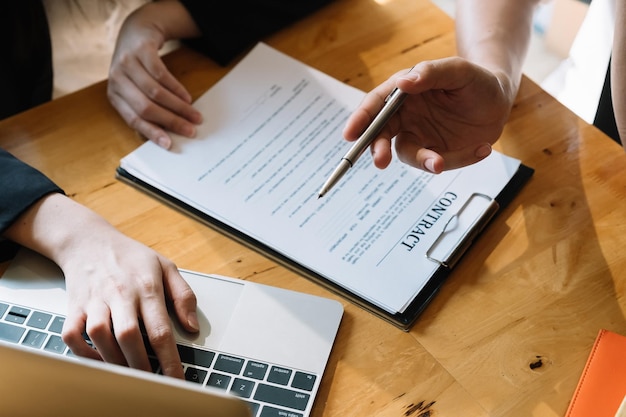 Foto imediatamente acima do tiro de pessoas de negócios trabalhando no escritório