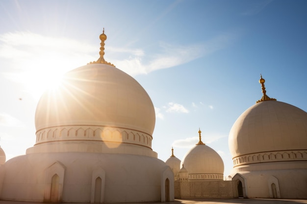 Imensas cúpulas de uma mesquita à luz do sol brilhante