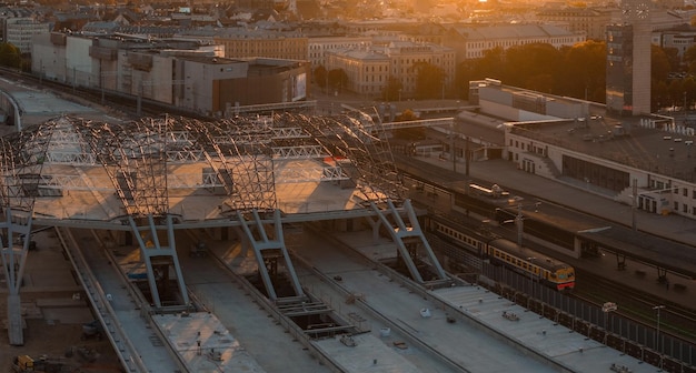 Foto imenso projecto de construção ferroviária do báltico em curso em riga, letónia