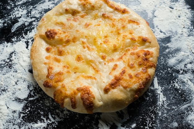 Imeretian khachapuri é o prato da culinária nacional da Geórgia. Pão assado com recheio de queijo.