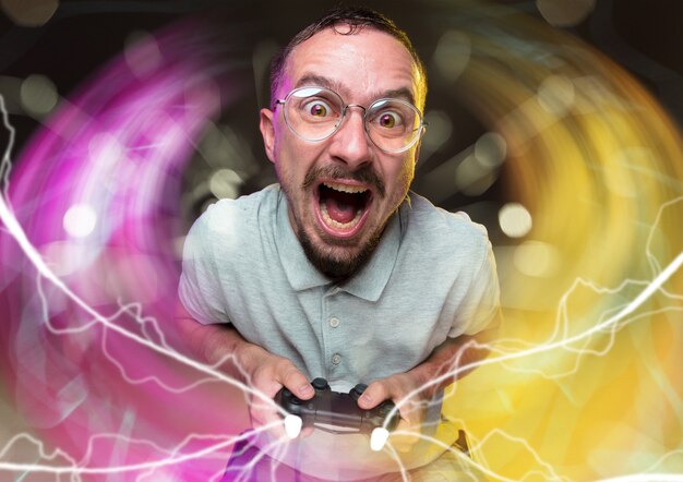 Foto imersão total na jogabilidade jovem segurando um controle de videogame isolado no colorido