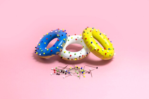 Imitação humorística de donuts de bagels coloridos com pinos multicoloridos