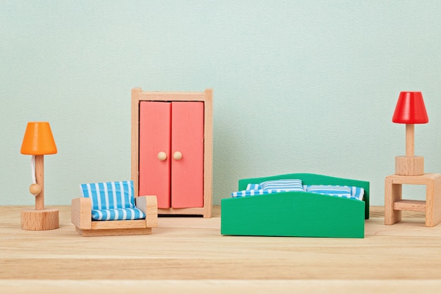 Imitación interior con mueble de juguete de madera para niños. Diseño de interiores, juguetes naturales, sin plástico, ecológicos para niños.