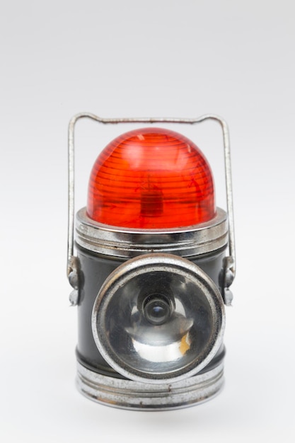 Foto imitación de lámpara de coche o linterna para uso en carretera con apariencia antigua aislada en fondo blanco