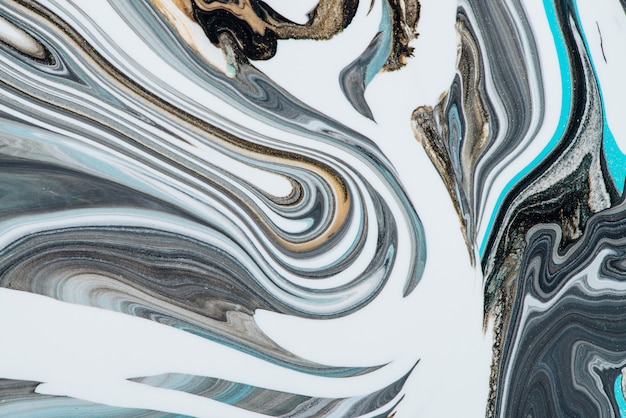 Imitation Marmor flüssige Tinte. Fließender Kunsthintergrund mit hellblauen Farbtönen auf weißer Oberfläche. Abstrakter Marmorierungseffekt von Acrylfarben auf Leinwand. Magische Textur mit mischenden Farben. Modernes Innendesign