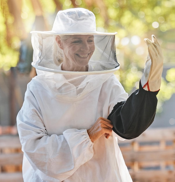 Imkerin Lächeln und Sicherheit auf dem Bauernhof mit Imkereianzug Vision oder glücklich in der Sommererntezeit Bienenexperte PSA-Kleidung oder Glück in umweltfreundlicher Produktion Kleinunternehmen und bereit
