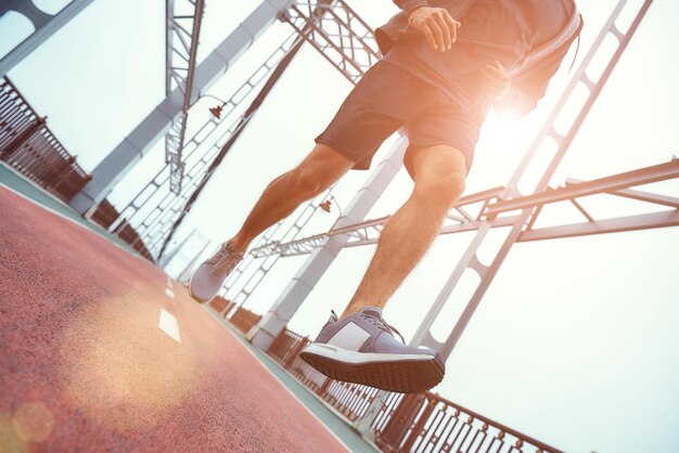 Immer in Topform beschnittenes Foto eines jungen Mannes in Sportkleidung beim Joggen auf dem