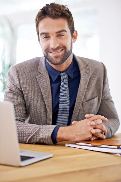 Immer zu Ihren Diensten Aufnahme eines jungen Mannes, der in seinem Büro sitzt