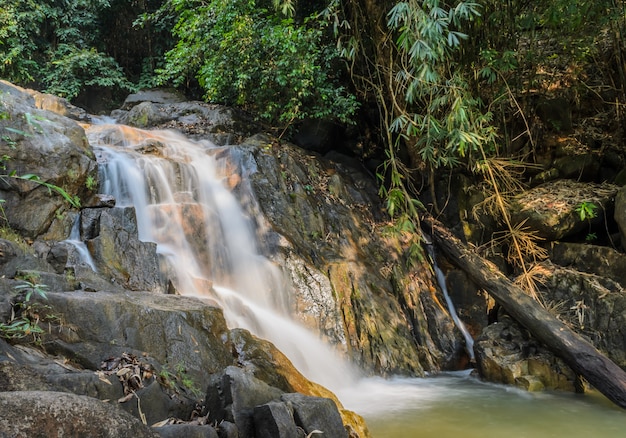 Immergrüner Waldwasserfall in Chanthaburi, Thailand