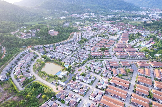 Immobilien für neue Entwicklungen Luftaufnahme von Wohnhäusern und Einfahrten in der Nachbarschaft während eines Sonnenuntergangs oder Sonnenaufgangs im Herbst