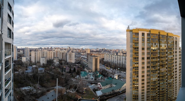 Immobilien mit Backsteinfassaden und buntem Himmel. Panorama-Sonnenuntergang-Panoramablick auf eine luxuriöse, gehobene Wohngegend mit Gated Community Street