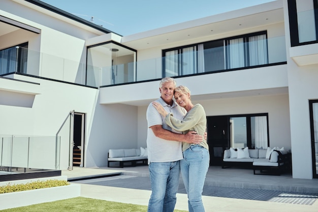 Foto immobilien-paar und glück der menschen mit einem neuen haus immobilienkauf im freien portrait von glücklichem lächeln und ehe eines älteren mannes und einer frau zusammen im ruhestand lächelnd mit einer umarmung