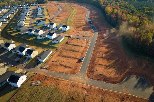 Immobilienentwicklung mit eng gelegenen Einfamilienhäusern im Bau in einem Vorort von South Carolina Konzept der wachsenden amerikanischen Vororte