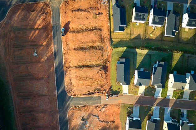 Immobilienentwicklung mit eng gelegenen Einfamilienhäusern im Bau in einem Vorort von South Carolina Konzept der wachsenden amerikanischen Vororte