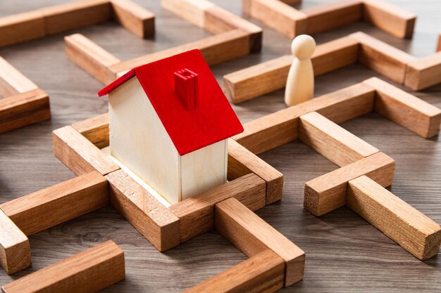 Foto immobilienkonzept holzhaus mit labyrinth