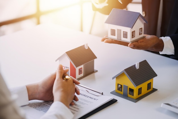Immobilienmakler-Agent präsentiert und berät den Kunden zur Entscheidungsfindung Unterzeichnung des Versicherungsformulars Kauf- und Verkaufsmodell des Eigenheims in Bezug auf Hypothekendarlehensangebot für und Hausversicherung