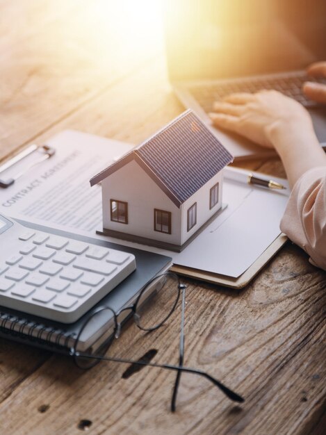 Immobilienmakler-Agent präsentiert und berät den Kunden zur Entscheidungsfindung Unterzeichnung des Versicherungsformulars Kauf- und Verkaufsmodell des Eigenheims in Bezug auf Hypothekendarlehensangebot für und Hausversicherung