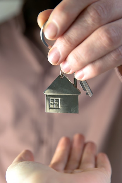 Immobilienmakler, der dem Kunden Hausschlüssel für ein neues Zuhause gibt, Vertragsimmobilien für eine genehmigte Hypothek, Fokus auf Schlüssel, Geschäft, Finanzen, Immobilienkonzept